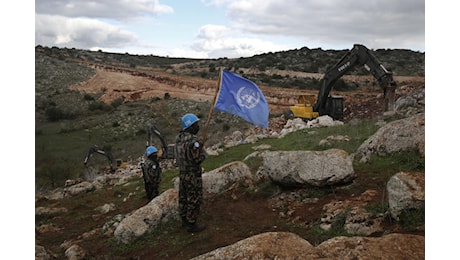 Libano, spari contro quartier generale Unifil: colpite due basi italiane, feriti 2 caschi blu indonesiani