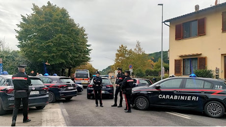 San Casciano, un giovane uccide una parente a colpi di arma da fuoco e si barrica in casa