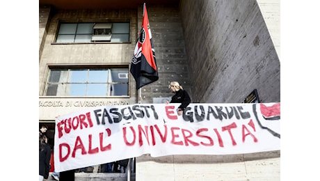 Sapienza, antagonisti a caccia di studenti di destra. Scontri con la poliza