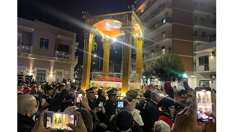 L'emozione dei fedeli, l'abbraccio alla borgata, il viaggio seguito in diretta: Santa Lucia esposta al sepolcro