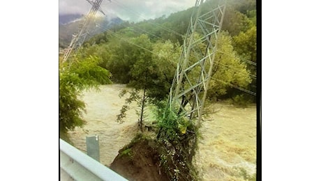 Tralicci alta tensione a rischio crollo fra Albino e Nembro, chiusa la Statale – Video e foto