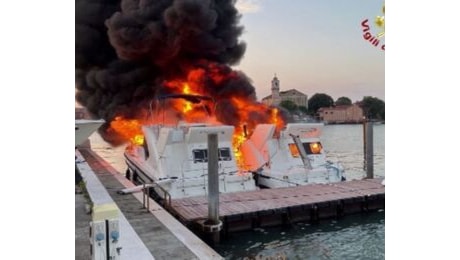 Murano, l'incendio di due barche e il fumo nero