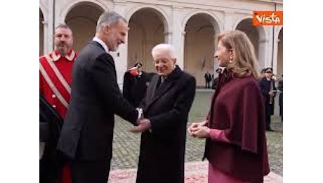 VIDEO: Il baciamano del Re Felipe VI di Spagna a Laura Mattarella