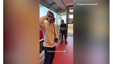 Sainz saluta la Ferrari e il papà scende in pista