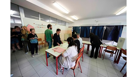 Amministrative: urne aperte per i ballottaggi in oltre 100 comuni