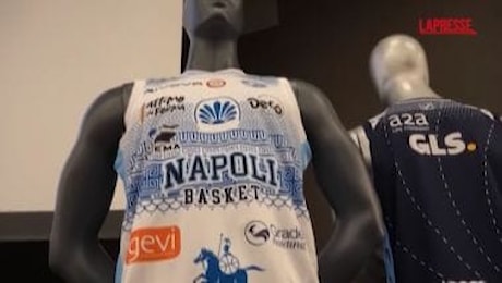 Napoli compie 2500 anni, la squadra di Basket in campo con maglia celebrativa