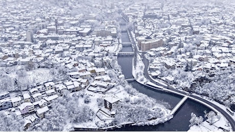 Tempesta di neve nei Balcani: decine di migliaia di abitazioni senza corrente elettrica