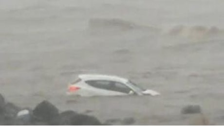 Alluvione nel Catanese, a Riposto la massa d'acqua spinge la macchina in mare, automobilista salvo per miracolo