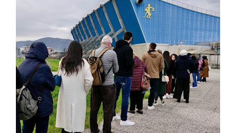 La carica dei 2.000: tutti in fila al palazzetto con il sogno di conquistare il posto fisso in Comune