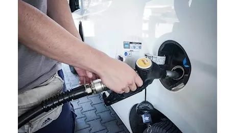 Buone notizie per gli automobilisti calabresi: prezzi dei carburanti in calo. Trend positivo per l'economia