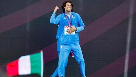 Tamberi scalza Mancini, il campione olimpico di salto in alto nuovo testimonial delle Marche