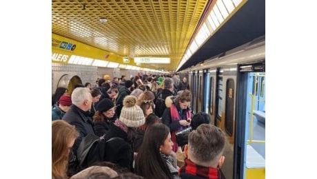 Gli orari dei mezzi Atm per Natale a Milano: metro e bus si fermano prima