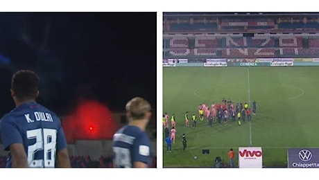 Serie B, tensione a Cosenza: spuntano razzi da fuori lo stadio, match sospeso due volte