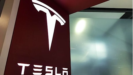 USA, JPMorgan: profitti Tesla vulnerabili a nuovo contesto normativo. Gm e Ford festeggiano i risultati del 2024