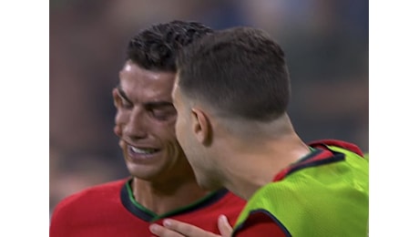 Euro 2024, Cristiano Ronaldo sbaglia il (primo) rigore contro la Slovenia e scoppia in lacrime. Ma Diogo Costa trascina il Portogallo ai quarti – Il video