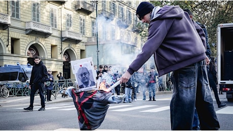 No Meloni day, migliaia di studenti in piazza, a fuoco un fantoccio di Valditara