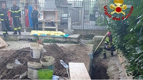 Muore sepolto in uno scavo nel giardino di casa nel Milanese