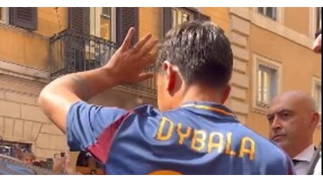 Delirio per l'incontro tra Dybala e i tifosi: cori, applausi e bagno di folla per la Joya