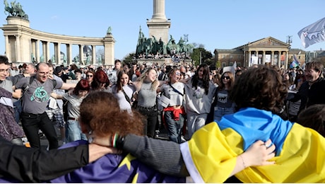 Ungheria, il Parlamento vota bando dei Pride e ritorno a due soli sessi. L’opposizione: “In piazza”