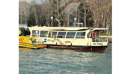 Venezia, scontro tra vaporetto e lancione: due feriti, tre contusi - Video