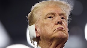 Trump con l'orecchio destro fasciato: ovazione alla convention repubblicana. Il senatore Vance sarà il suo vice