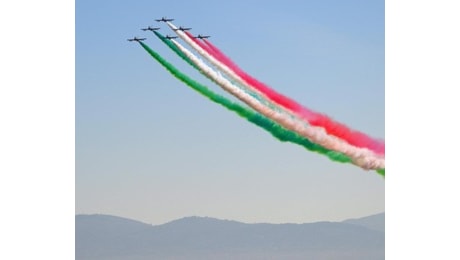 Le Frecce tricolori nel cielo di Roma per il villaggio della Difesa al Circo Massimo