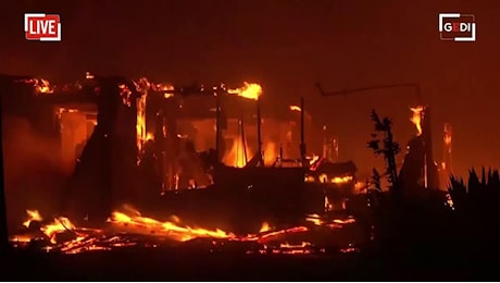 Incendio a Los Angeles, i pompieri cercano di domare le fiamme - in diretta