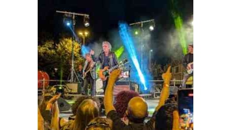 Ligabue, concerto a sorpresa all'autogrill di Fiorenzuola per annunciare il suo ritorno a Campovolo