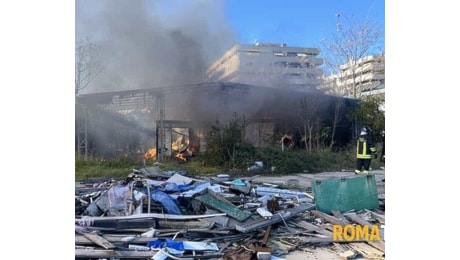 Incendio a Roma, brucia un capannone: asilo evacuato. Colonna di fumo nero visibile nell'intero quadrante