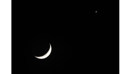 Lo straordinario spettacolo della vicinanza tra la falce della luna e il pianeta Venere, visto e fotografato dal fiume