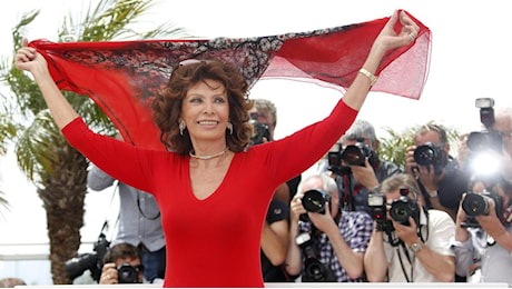 Sophia Loren compie 90 anni: le origini del nome d'arte, gli inizi con i fotoromanzi, l'incontro con Totò, 20 (+1) segreti