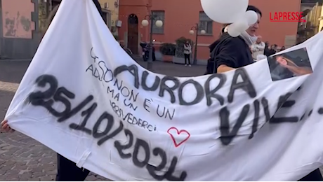 VIDEO A Piacenza i funerali di Aurora, l'arrivo del feretro della 13enne