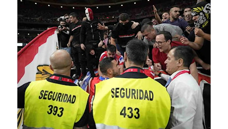 Caos sugli spalti e lancio di oggetti in campo, punizione esemplare: chiusura dello stadio