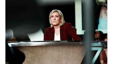 “Fino a lunedì”: Marine Le Pen lancia ultimatum a Barnier prima di eventuale censura