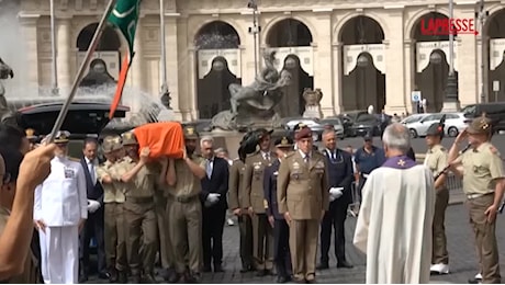 VIDEO Claudio Graziano, funerali a Roma: l'arrivo della salma in chiesa- LaPresse