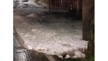 Sembra neve ma è grandine, meteo “pazzo” sull’Appennino modenese. VIDEO