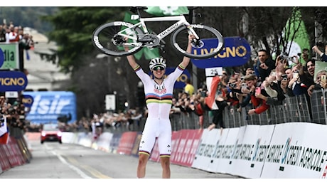 Pogacar come Coppi: attacca a 48.5km dalla fine e vince il quarto Lombardia consecutivo. Sul podio Evenepoel e Ciccone