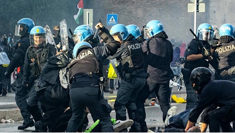 Scontri al corteo pro Pal a Roma, indaga l'Antiterrorismo. Analisi biometriche sui video per individuare i black bloc