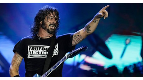 “Noi suoniamo davvero dal vivo”: Dave Grohl dei Foo Fighters attacca Taylor Swift, ma lei risponde a tono