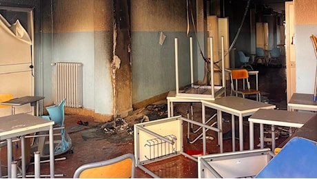 Secondo incendio in 24 ore al liceo Gullace del Quadraro. “Danni per un milione di euro”