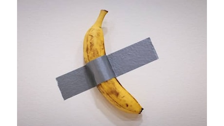 Banana di Cattelan venduta all'asta per 6,2 milioni. Il compratore: La mangerò