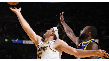 Reaves decisivo, i Lakers battono 115-113 i Warriors a Natale; sorpresa 76ers, corsari a Boston; i Suns piegano Denver