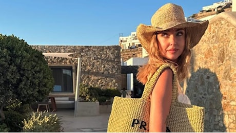 Chiara Ferragni in Grecia coi figli: la vacanza da single comincia con gli accessori coordinati