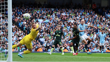 Manchester City già in testa da solo, Haaland ribalta il Brentford. Il Liverpool cade in casa