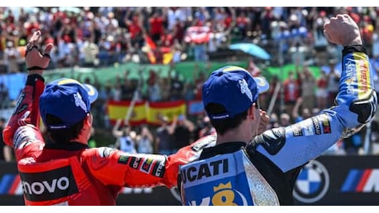 Marquez dopo la vittoria nella Sprint: Festa sul podio coi tifosi il momento più bello - Sky Sport