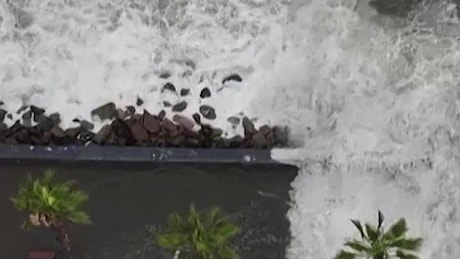 Tempesta in Perù, onde anomale di quattro metri devastano la costa