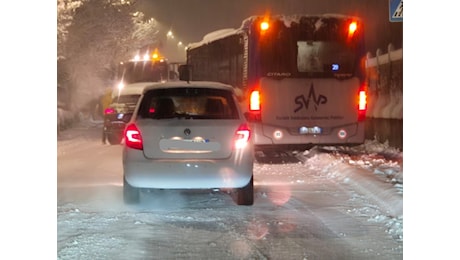 Neve, primi disagi: autobus di traverso in via Piccolo San Bernardo ad Aosta