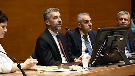 Cecchettin, l’infinito applauso di Siena al padre di Giulia che parla di amore e dolore – Video e foto