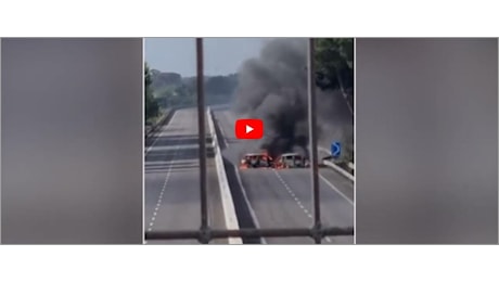 Far west sulla statale Brindisi-Lecce, assalto a un portavalori: spari, auto in fiamme e panico tra gli automobilisti in coda (video)