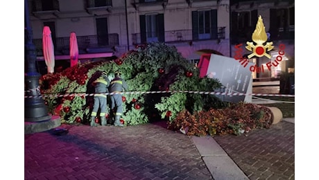 Cade per il forte vento l’albero di Natale in piazza Duomo a Como: sul posto i vigili del fuoco